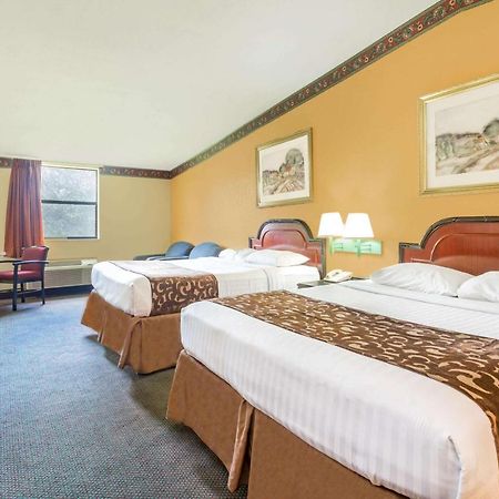 Howard Johnson By Wyndham Lake City Bagian luar foto