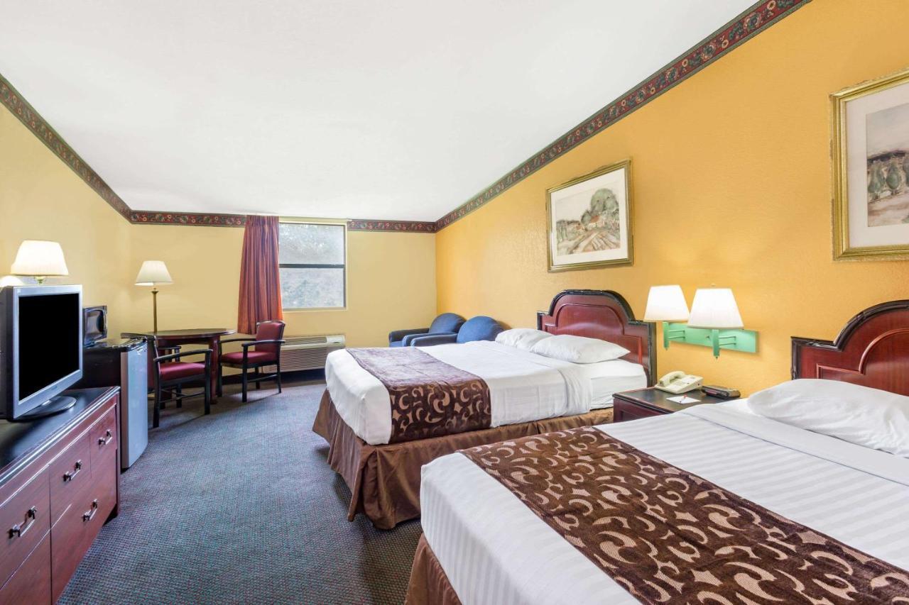 Howard Johnson By Wyndham Lake City Bagian luar foto