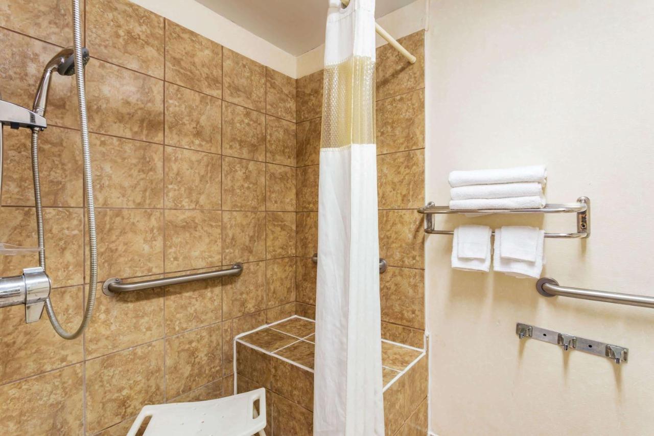 Howard Johnson By Wyndham Lake City Bagian luar foto
