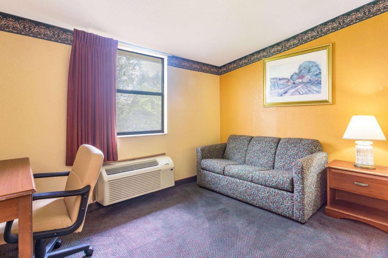 Howard Johnson By Wyndham Lake City Bagian luar foto