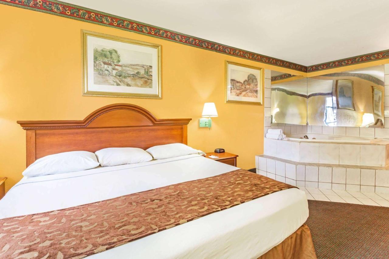 Howard Johnson By Wyndham Lake City Bagian luar foto