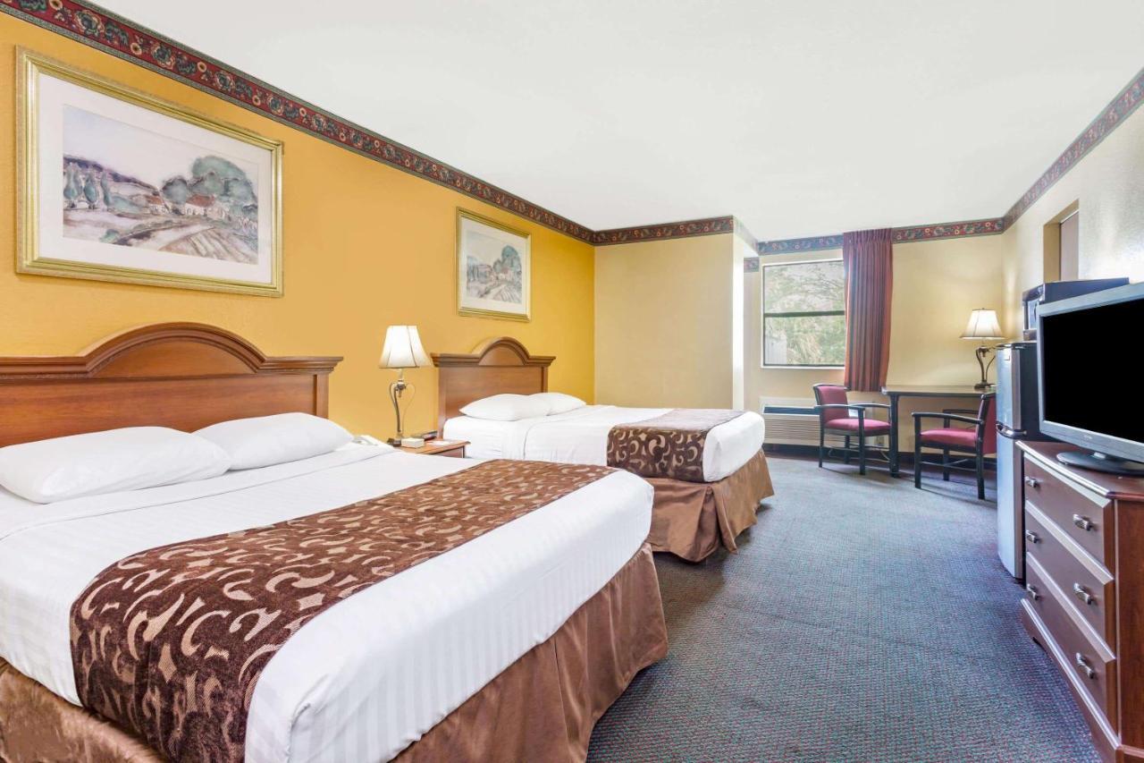 Howard Johnson By Wyndham Lake City Bagian luar foto