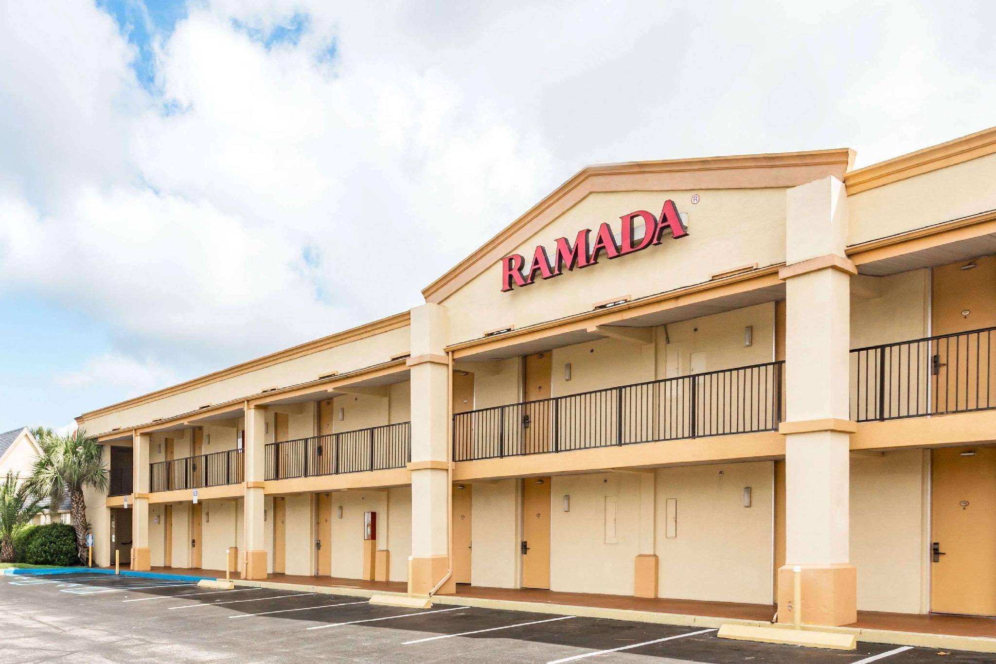 Howard Johnson By Wyndham Lake City Bagian luar foto