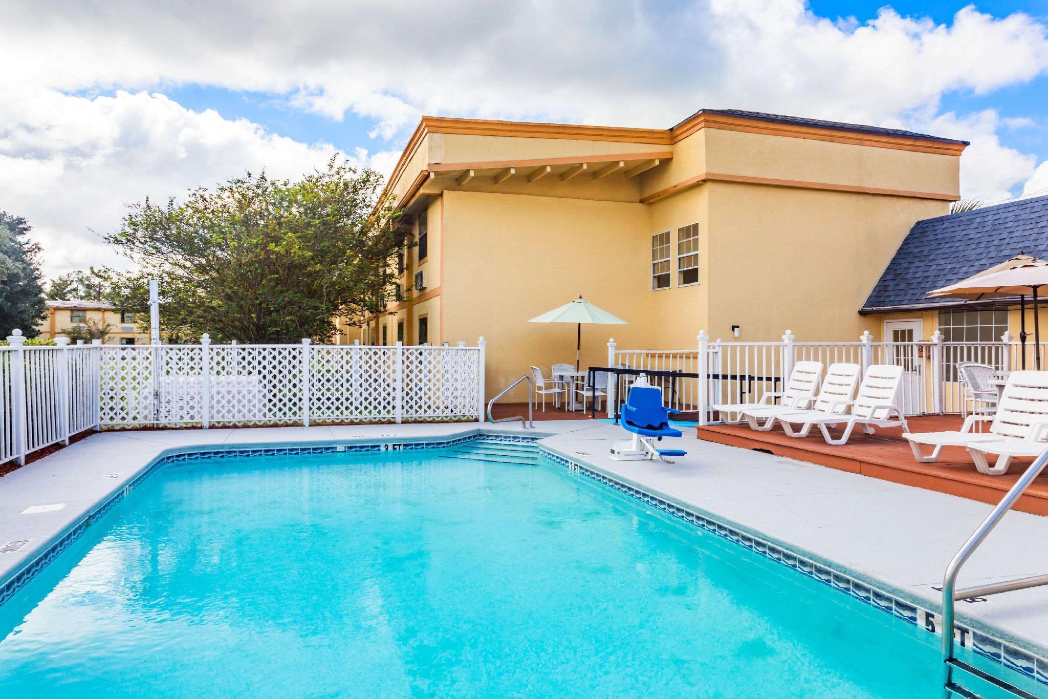 Howard Johnson By Wyndham Lake City Bagian luar foto