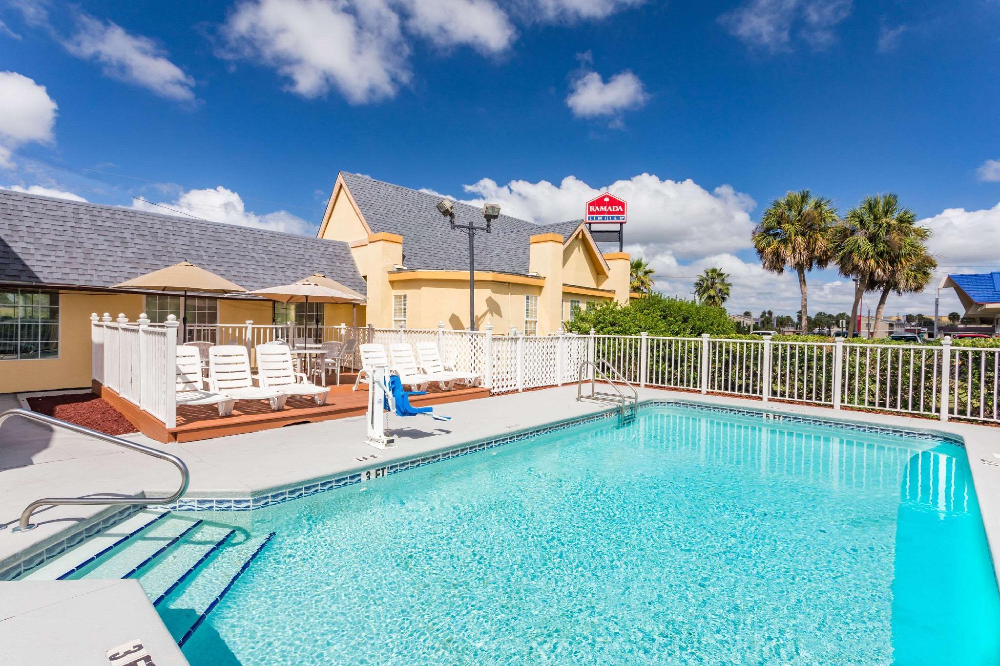 Howard Johnson By Wyndham Lake City Bagian luar foto