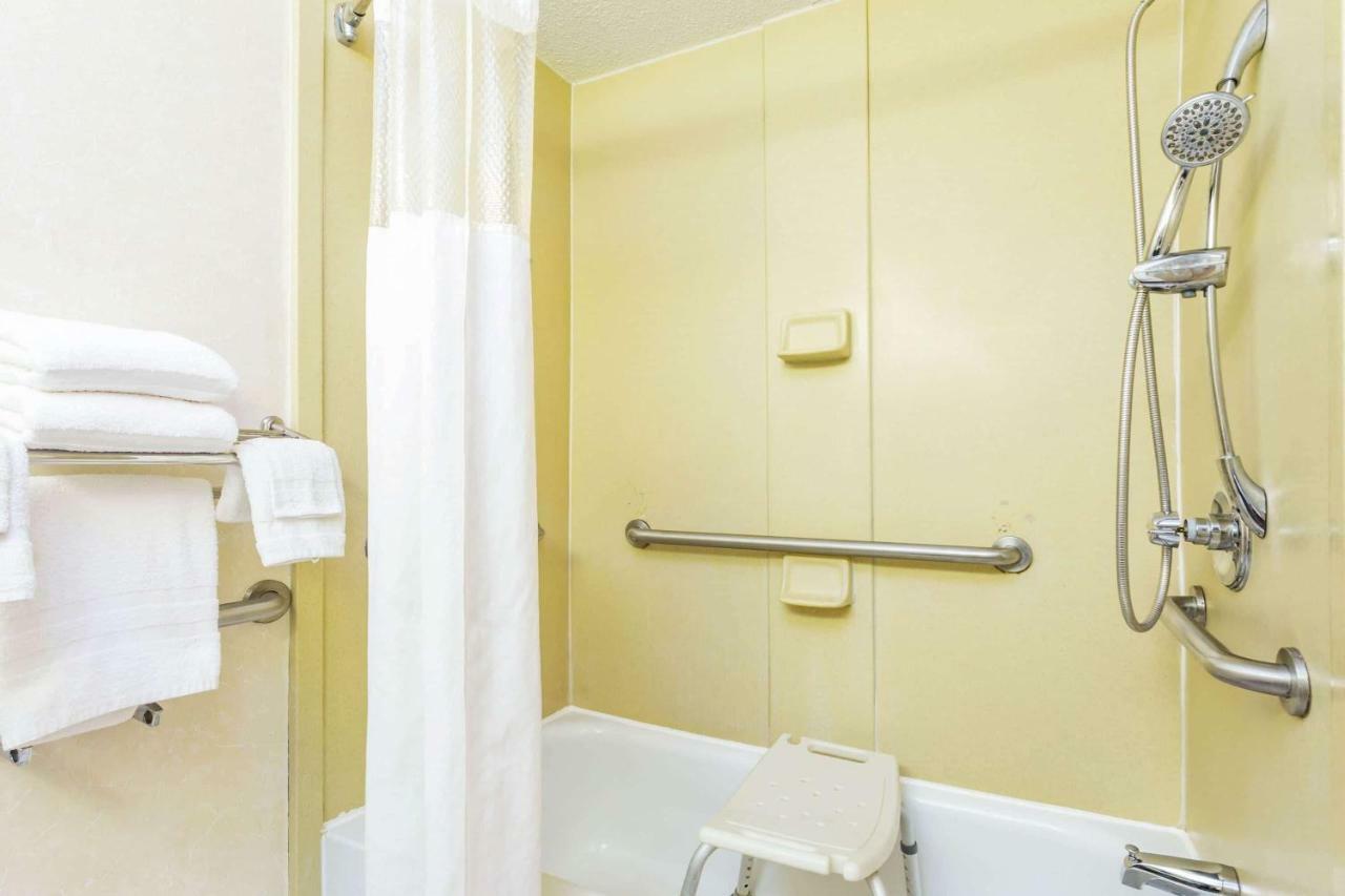 Howard Johnson By Wyndham Lake City Bagian luar foto