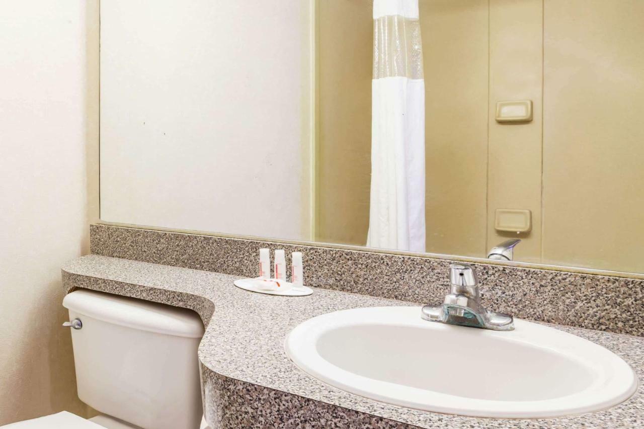 Howard Johnson By Wyndham Lake City Bagian luar foto