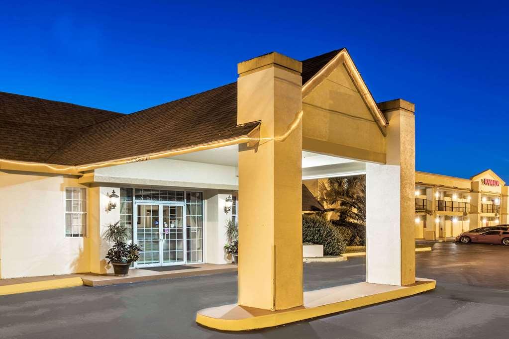 Howard Johnson By Wyndham Lake City Bagian luar foto